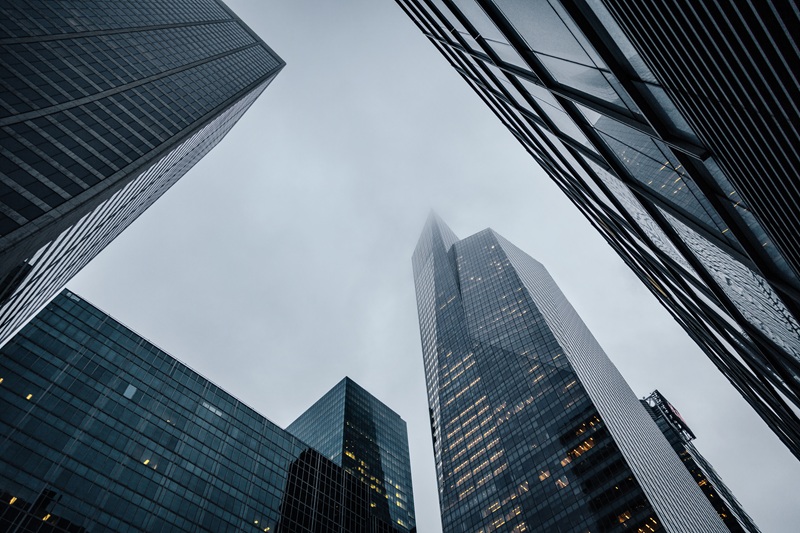 Commanding Authority in Crowded Markets